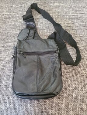 BUXTON Black Genuine  Leather SLING Crossbody Travel BAG Vintage Y2K